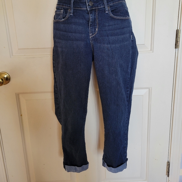 Signature by Levi Strauss & Co. Gold Label Women's Mid-Rise Slim Fit Capris - Picture 11 of 14